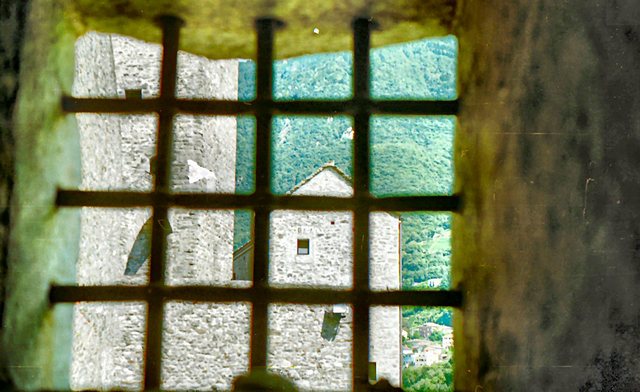 Bellinzona-widok na wieże  zamku  górnego