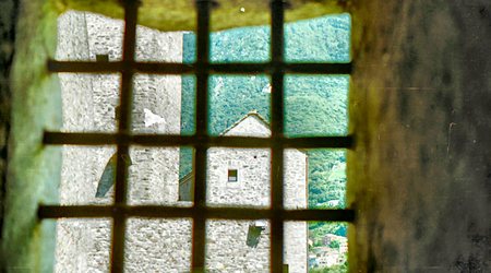 Bellinzona-widok na wieże  zamku  górnego – Szwajcaria