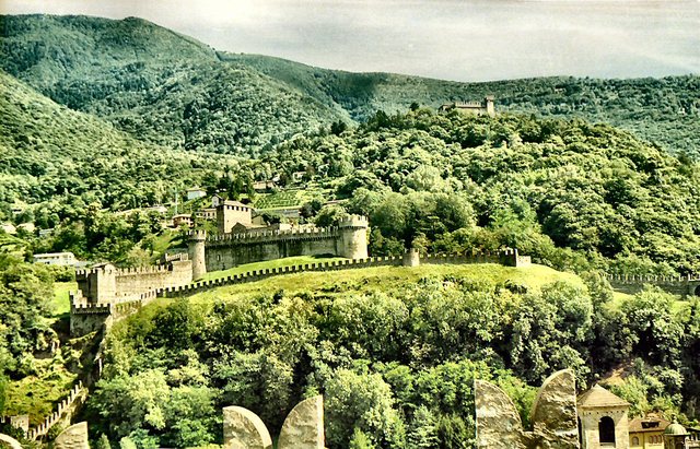 Bellinzona-widok  na  system  zamków broniących  Szwajcarii  od  południa