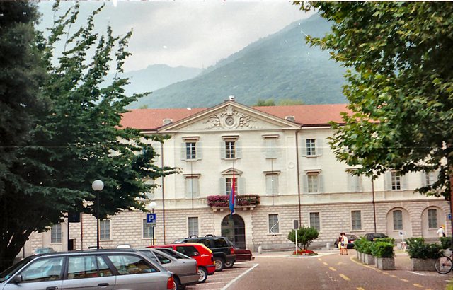 Bellinzona-ratusz z  Alpami w  tle