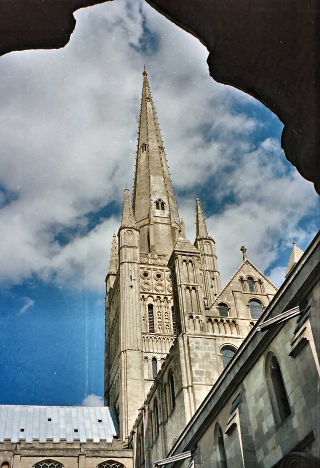 Norwich-Katedra...przywieziona  z  Francji