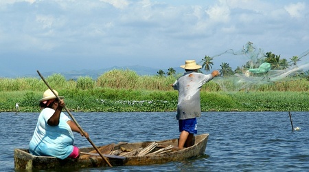Rybacy na lagunie Coyuca – Barro de Coyuca, Meksyk