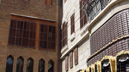 Barcelona, Gaudi, dziedziniec Palau Guell – Hiszpania
