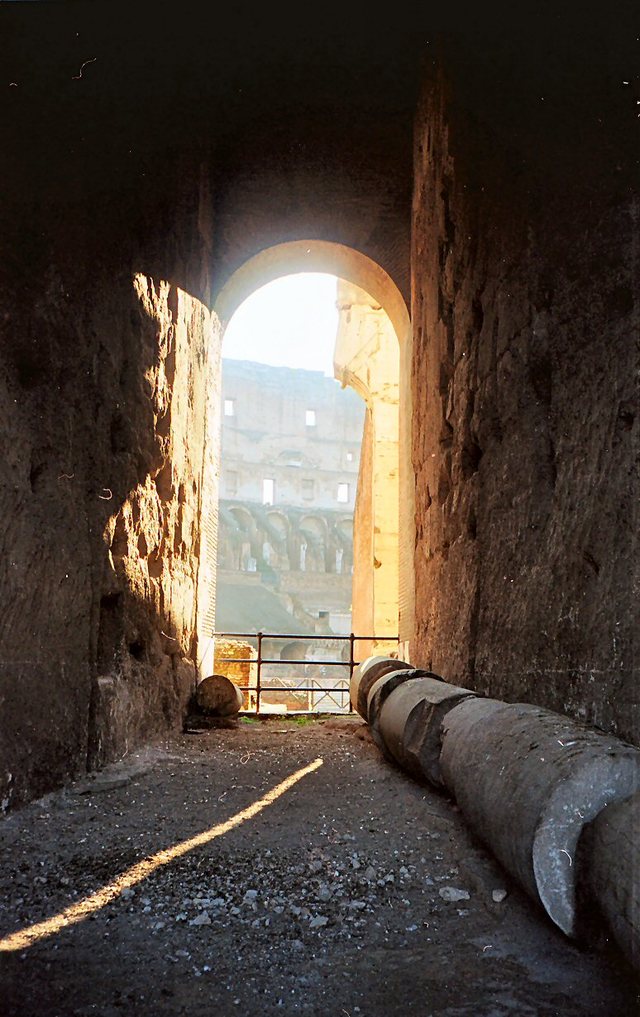 Rzym - wewnątrz Colosseum