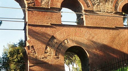 Rzym - akwedukt  na  Wzgórze  Palatinum – Włochy