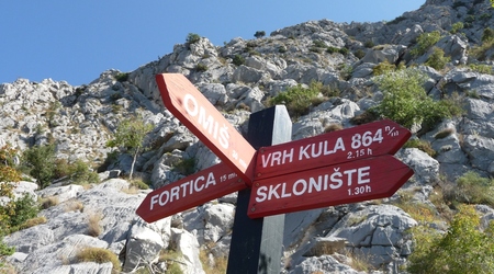 Omiś - w drodze na twierdzę Starigrad – Chorwacja