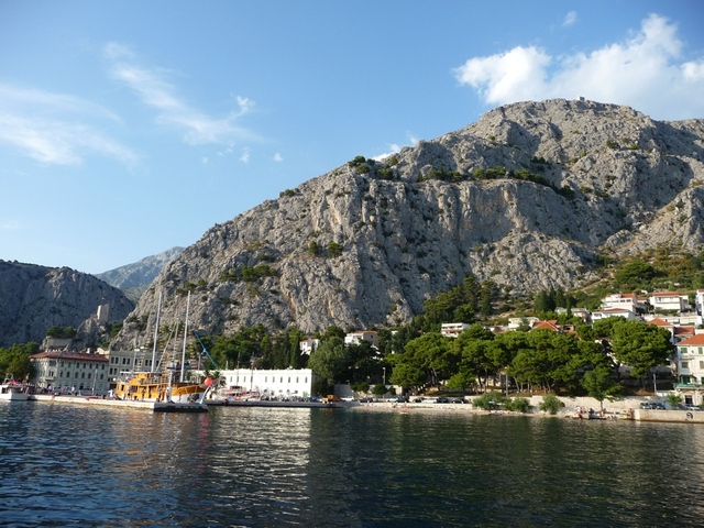 Omiś i górujaca nad miastem twierdza Starigrad