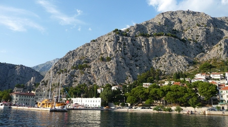 Omiś i górujaca nad miastem twierdza Starigrad – Chorwacja