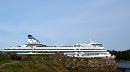 Helsinki forteca Suomenlinna z promem w tle – Finlandia