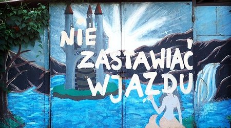 Brama niedaleko dworu Jana Matejki. – Nowa Huta, Polska