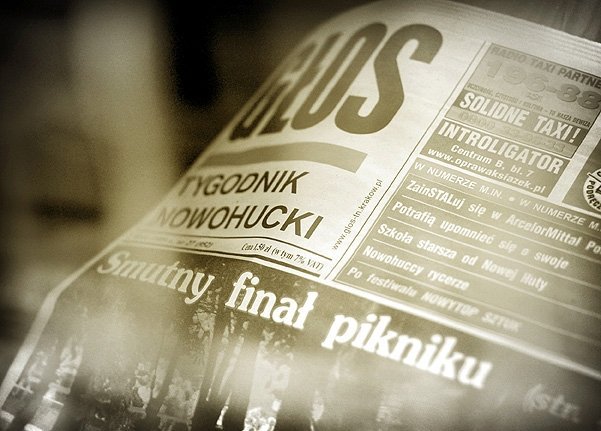 Tygodnik Nowohucki  - gazeta w opuszczonym kiosku obok Kombinatu.