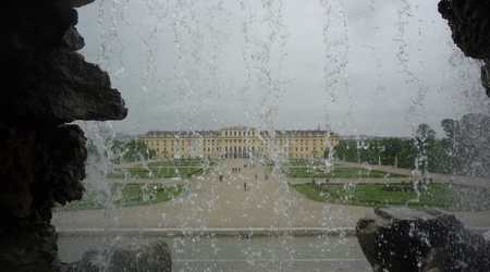 Schonbrunn od strony fontanny neptuna – Wiedeń, Austria