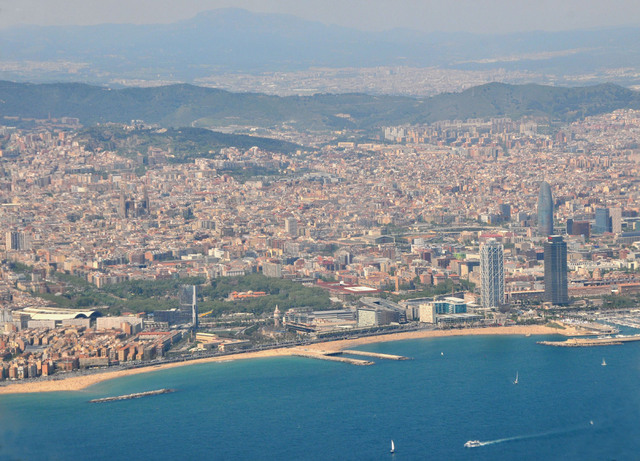 Barcelona z okien samolotu