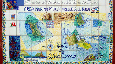 ceramiczna mapa Rezerwatu Egad w porcie – Marettimo, Włochy