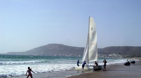 Maly katamaran na plazy – Agadir, Maroko