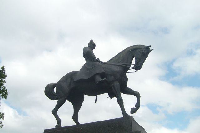 Piłsudski w ptasim towarzystwie 