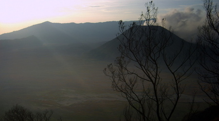 Wulkan Bromo widziany z sąsiednich wzgórz – Indonezja