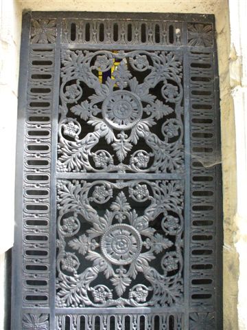 Cmentarz Père-Lachaise - wrota do kaplicy