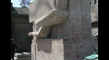 Cmentarz Père-Lachaise Pomnik na grobie Oskara Wilde'a – Paryż, Francja