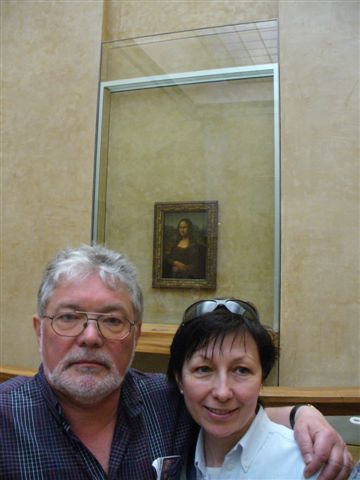 Luwr z Giocondą w tle