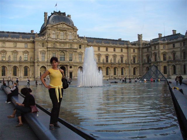 A co? Postoję sobie przez Luwrem.