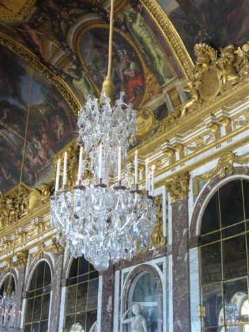 Pałac w Wersalu jeden z wielu pieknych żyrandoli
