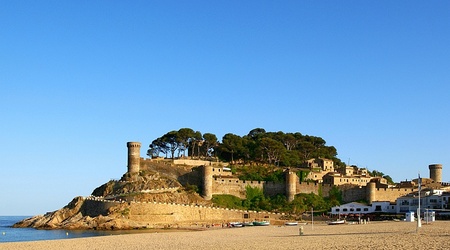 Tossa de Mar widok murów starówki – Hiszpania