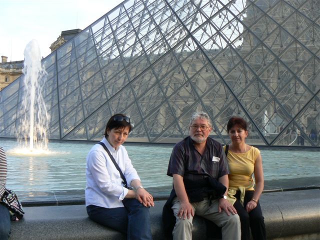Na tle piramidy w Luwrze
