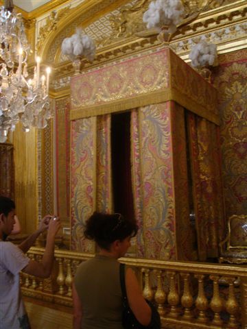 Łoże królewskie w sypialni królewskiej Wersalu