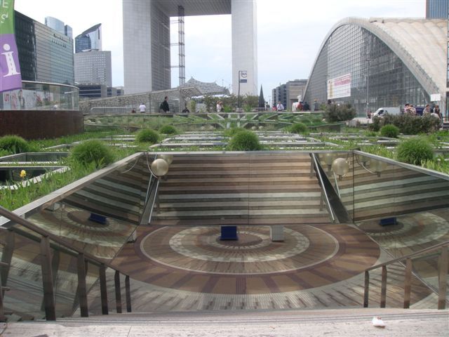 Widok na Wielki Łuk od strony bulwaru