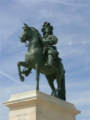 Król Śłonce-Pomnik przed Pałacem Wersalskim