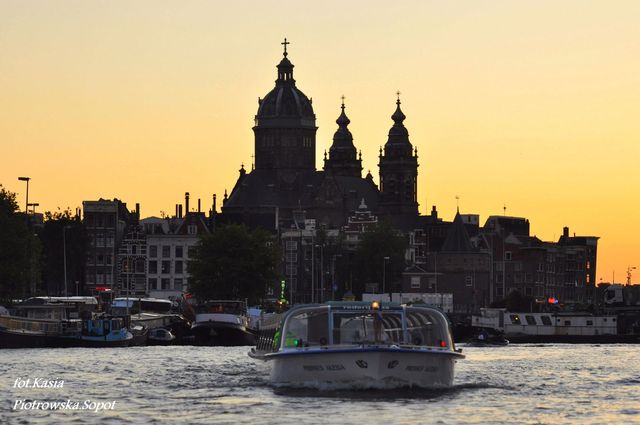 Amsterdam o zachodzie słońca.