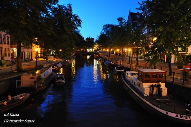Amsterdam nocą.