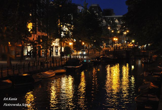 Amsterdam nocą.