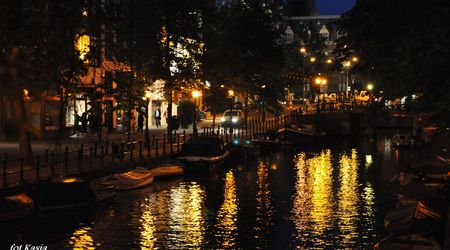 Amsterdam nocą. – Holandia