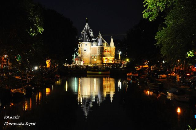 Amsterdam nocą.