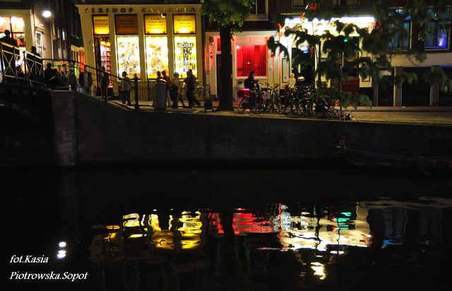 Amsterdam nocą.
