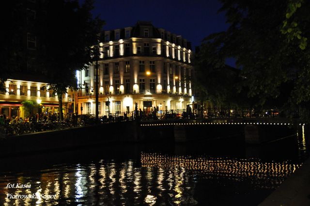 Amsterdam nocą.