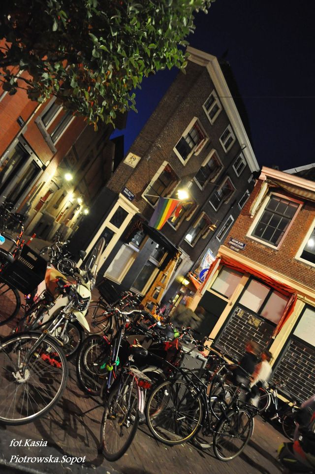 Amsterdamskie noce - kolorowe i rowerowe.