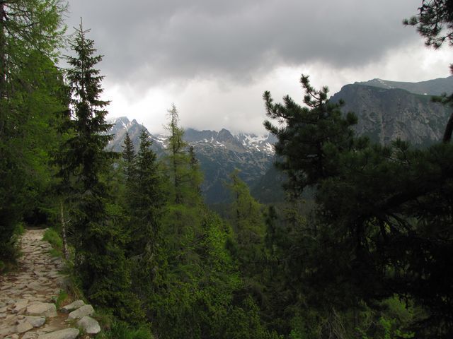 Szlak i burzowe chmury 