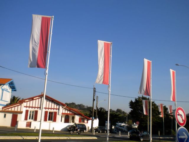 Flagi biało- czerwone i we Francji czujesz się, jak w domu...