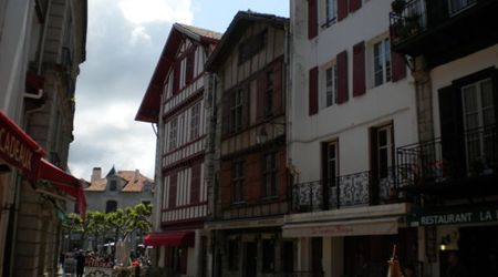 Uliczki St Jean de Luz – Biarritz, Francja