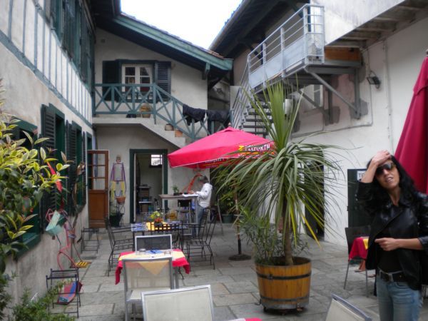 restauracja w podwórzu Bayonne