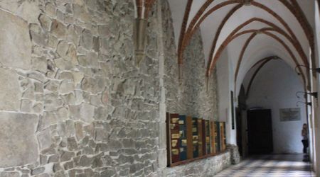 krużganki – Święty Krzyż, Polska