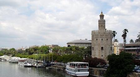widok z mostu Puente de San Telmo na rzeke i wieze Torre del Oro – Sewilla, Hiszpania