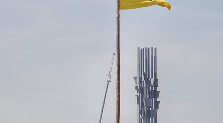 Grunwald 2010 - flaga  Ludwika  Lukemburskiego, który  sprowadził  Krzyżaków  do Polski – Polska