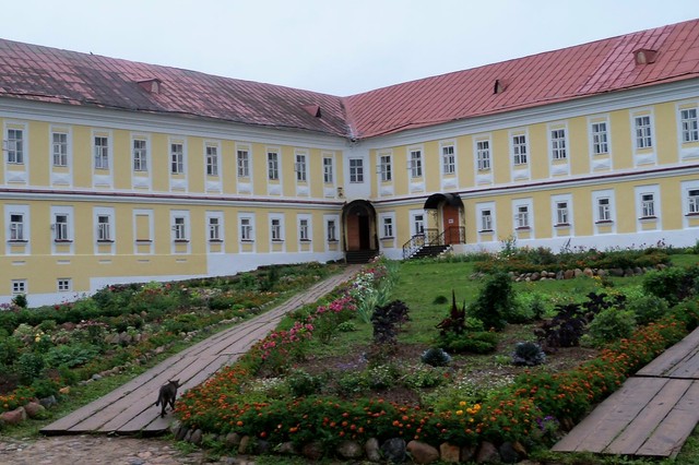 OD ŚRODKA MONASTERU