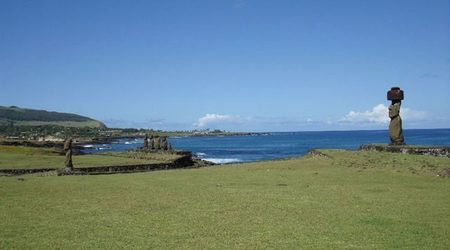 Moj Tahai na tle  Hanga Roa – Wyspa Wielkanocna, Chile