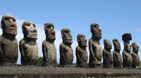 Tongariki z bliska, jeden ma PUKAO czyli czapke – Wyspa Wielkanocna, Chile