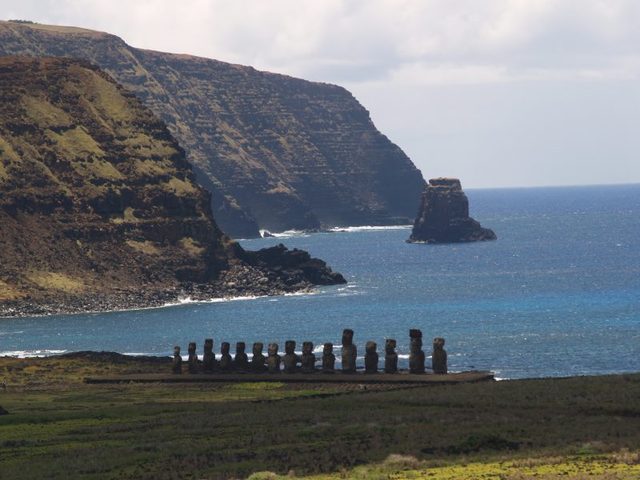Tongariki z rano raraku 1